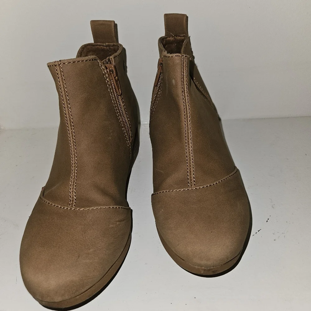 Girl’s Toms Kelsey Wedge Bootie (Sz13)